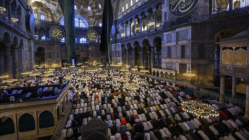 Ramazan Bayramı namazı Ankara'da 07.07, İstanbul'da 07.22, İzmir'de 07.30'da kılınacak.
