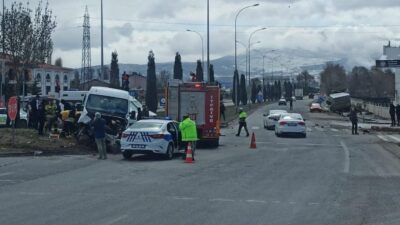 Kütahya’da tır ile kamyonetin çarpışması sonucu meydana gelen trafik kazasında,