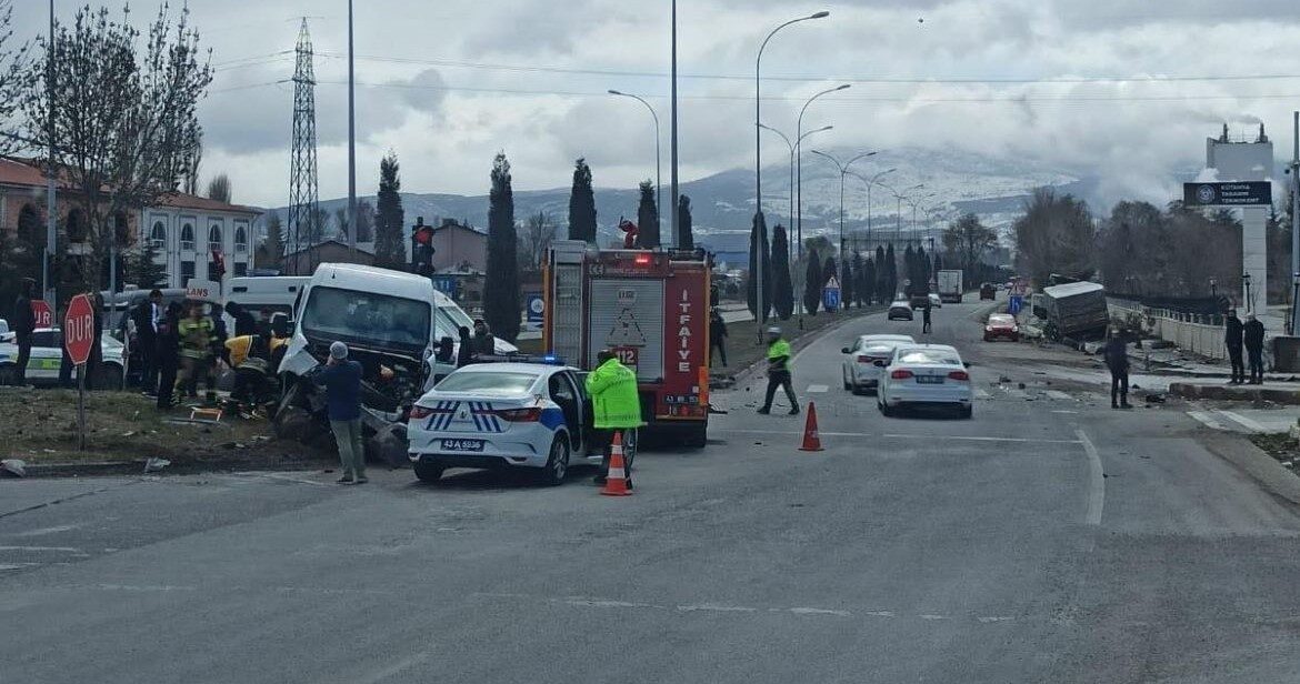 Kütahya’da tır ile kamyonetin çarpışması sonucu meydana gelen trafik kazasında,