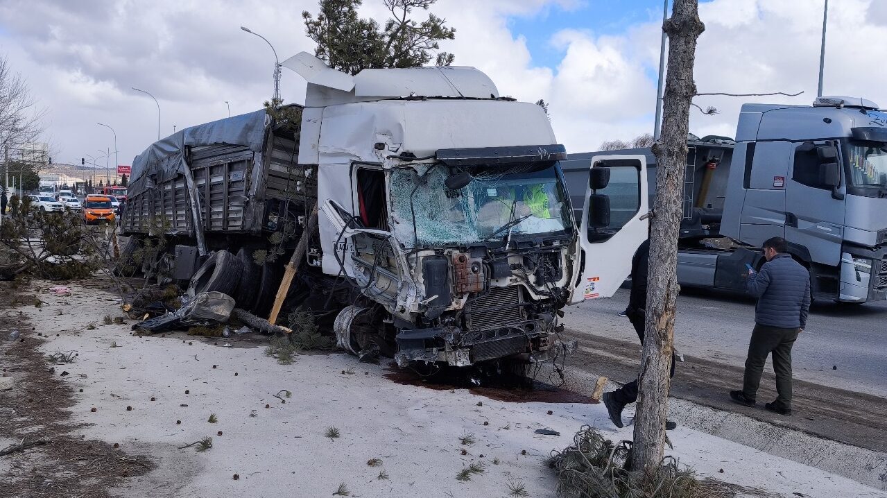 Kütahya'da tır ile panelvanın çarpışması sonucu 1 kişi hayatını kaybetti,