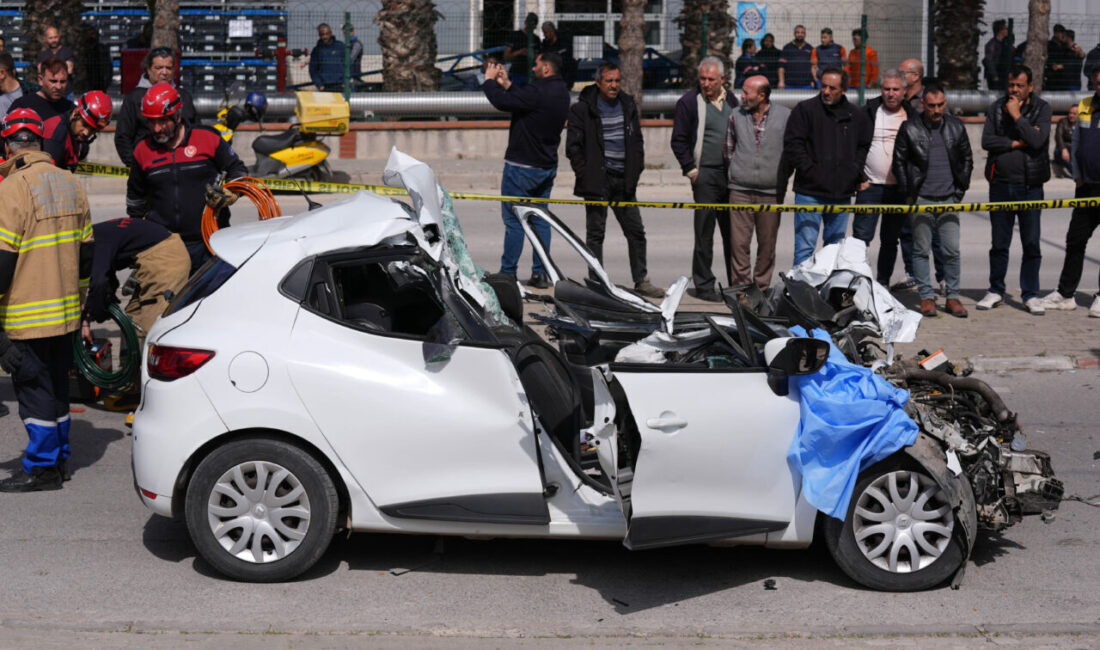 İzmir'in Çiğli ilçesinde tıra çarpan otomobilin sürücüsü hayatını kaybetti.