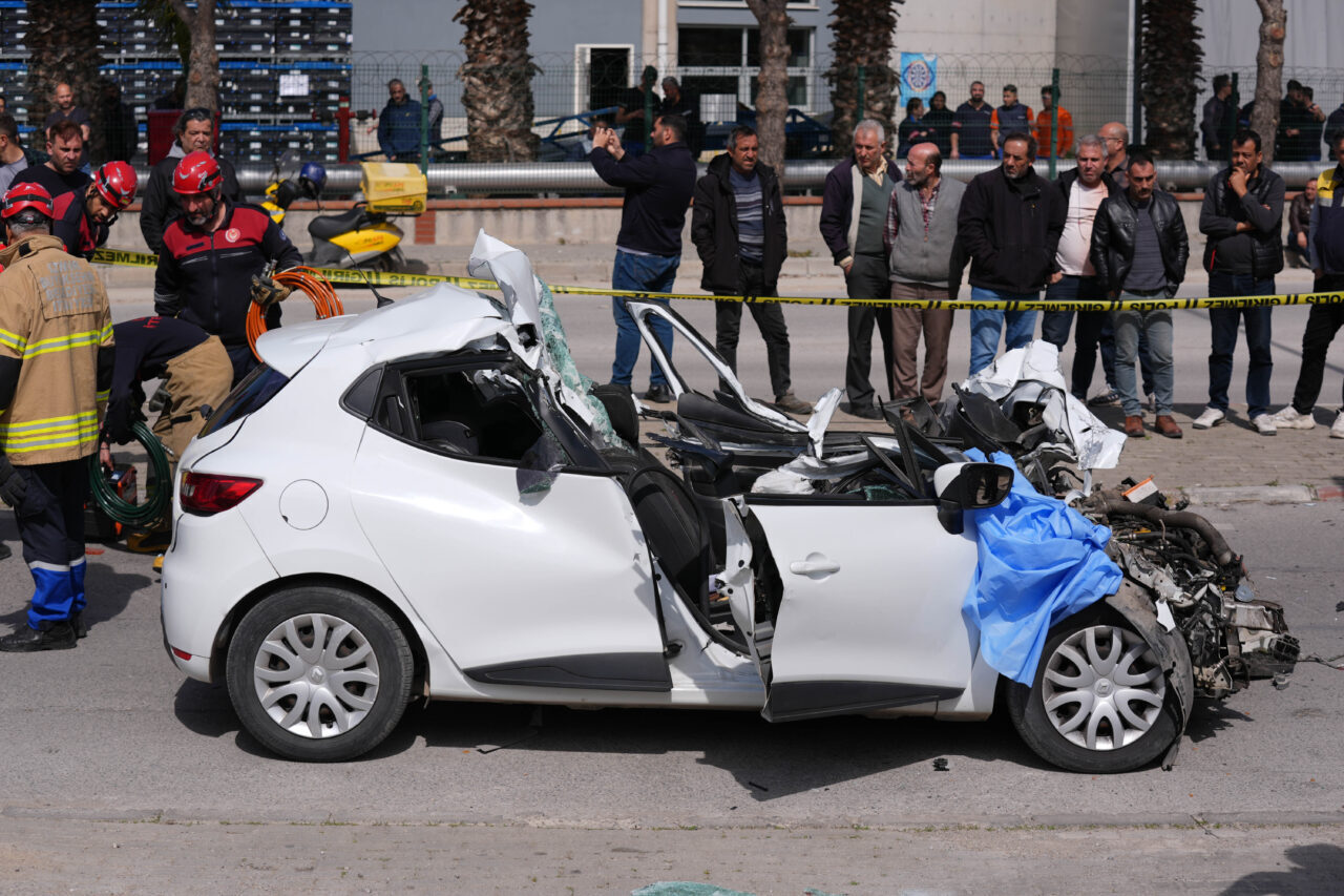 İzmir'in Çiğli ilçesinde tıra çarpan otomobilin sürücüsü hayatını kaybetti.