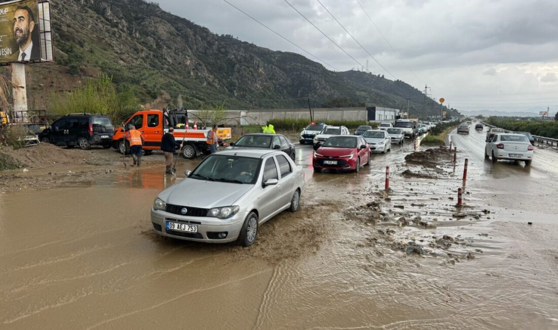 Aydın'ın Söke ilçesinde toprak kayması sonucu Aydın-Söke kara yoluna dökülen