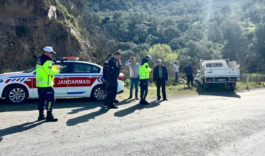Aydın'ın Köşk ilçesindeki trafik kazasında kamyonetteki 4 kişi hafif şekilde