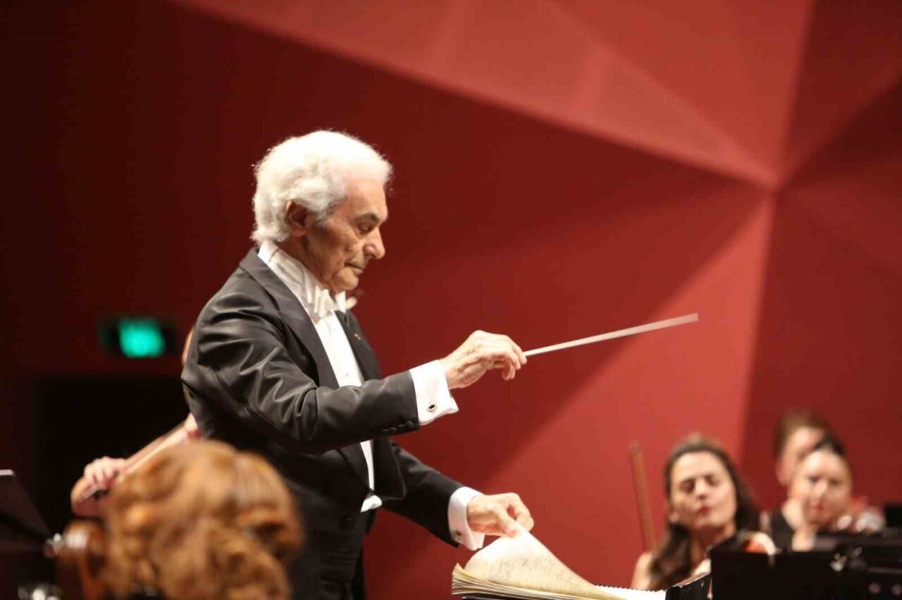 Eskişehir Büyükşehir Belediyesi Senfoni Orkestrası bu hafta değerli orkestra şefi