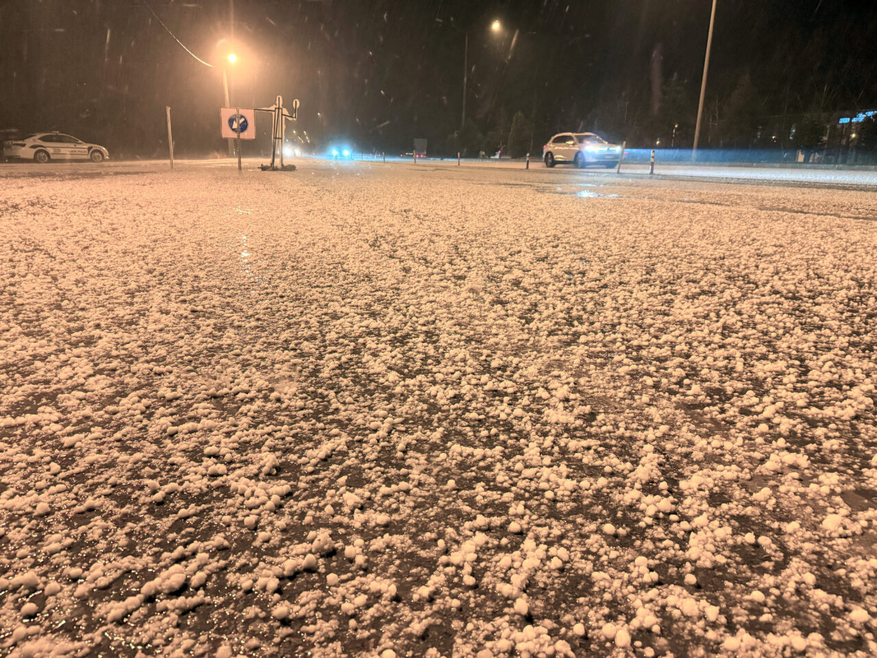 Uşak’ta sağanağın ardından etkili olan dolu hayatı olumsuz etkiledi. Kent