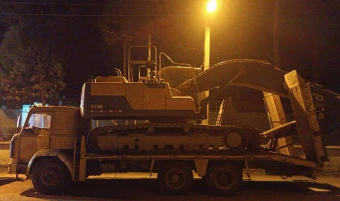 Uşak'ta jandarma iş makinesiyle kaçak kazı yapan 6 kişiyi yakaladı.