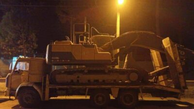 Uşak'ta jandarma iş makinesiyle kaçak kazı yapan 6 kişiyi yakaladı.