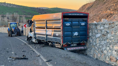 Uşak’ın Eşme ilçesinde otomobil ile kamyonetin çarpıştığı kazada baba ve