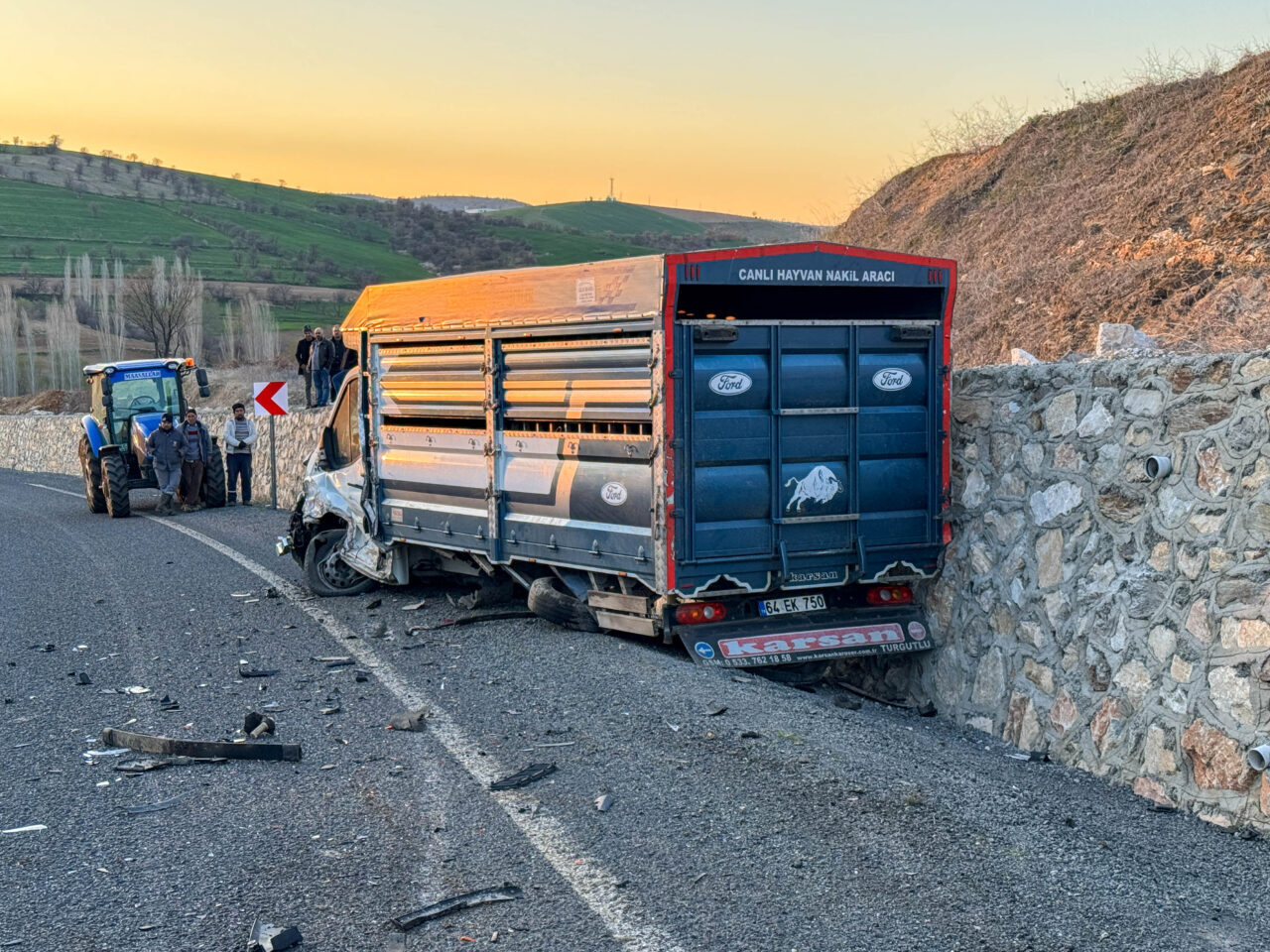 Uşak’ın Eşme ilçesinde otomobil ile kamyonetin çarpıştığı kazada baba ve