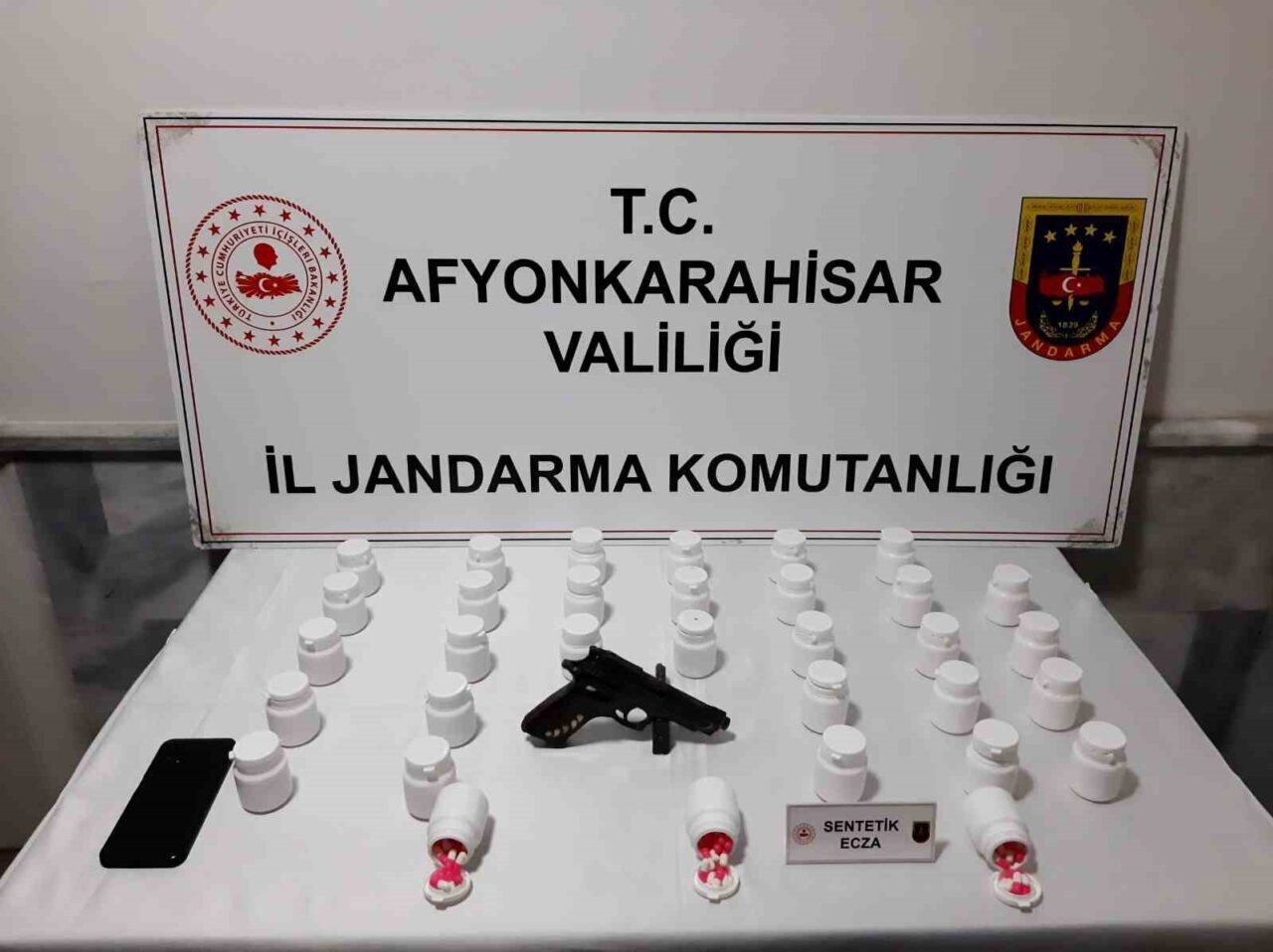Afyonkarahisar’da jandarma ekipleri şehir dışından temin ettiği bin 813 adet