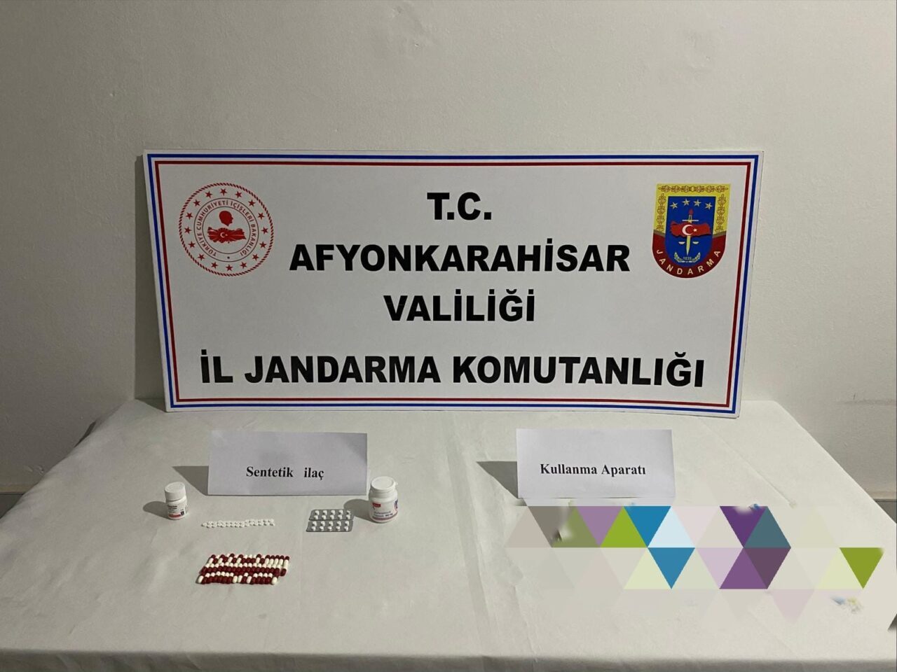 Afyonkarahisar’da otobüs ile yolculuk yapan 3 şahsın bagajlarında 108 uyuşturucu