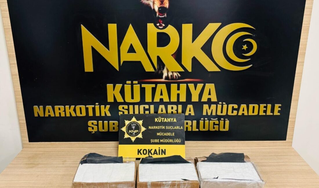Kütahya'da, uyuşturucu ticareti yaptıkları iddiasıyla gözaltına alınan 3 şüpheli tutuklandı.
İl