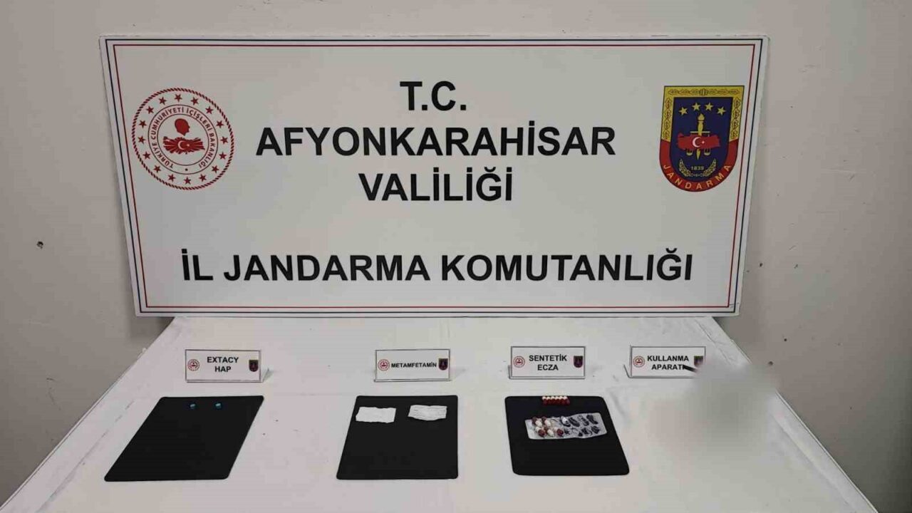 Afyonkarahisar’da jandarma ekipleri düzenledikleri uyuşturucu operasyonunda 4 kişi gözaltına alınırken,