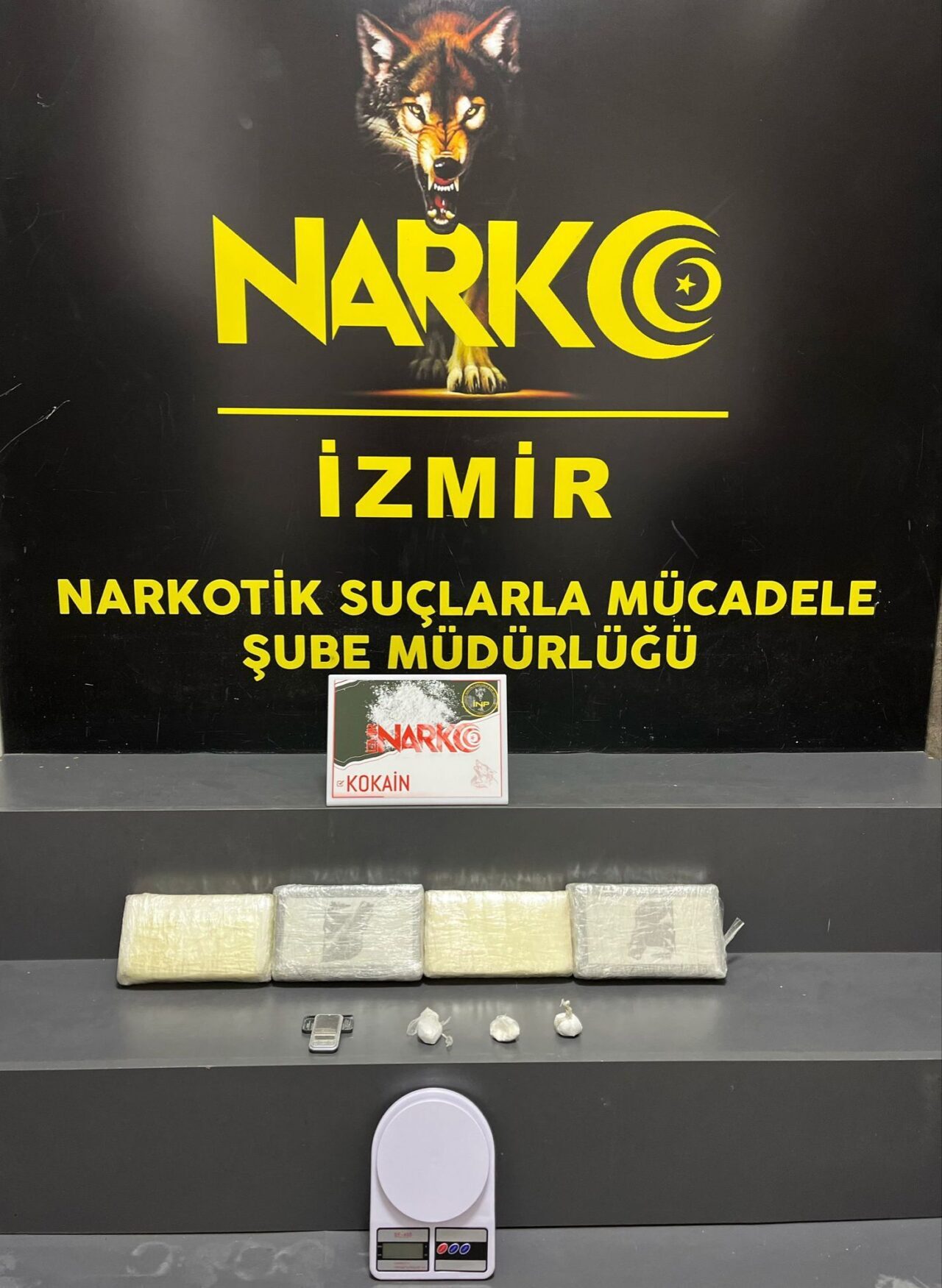 İzmir'in Konak ilçesinde 4 kilo 430 gram kokain ele geçirildi,