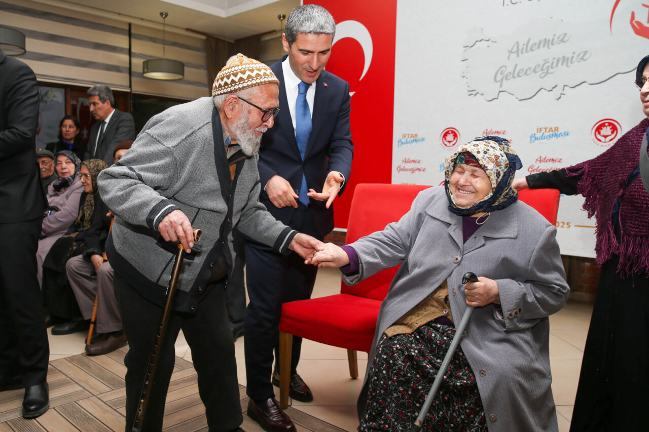 Uşak Valiliği tarafından "Aile Yılı" etkinlikleri kapsamında düzenlenen iftarda, kentte