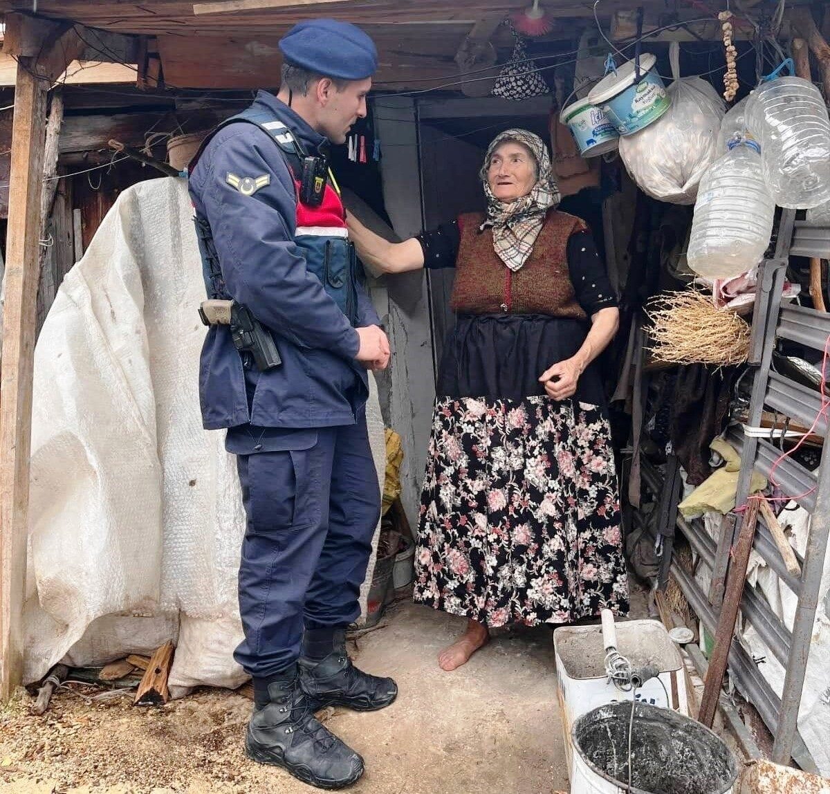 Emet İlçe Jandarma Komutanlığı devriye ekipleri köylerde bulunan yaşlı ve