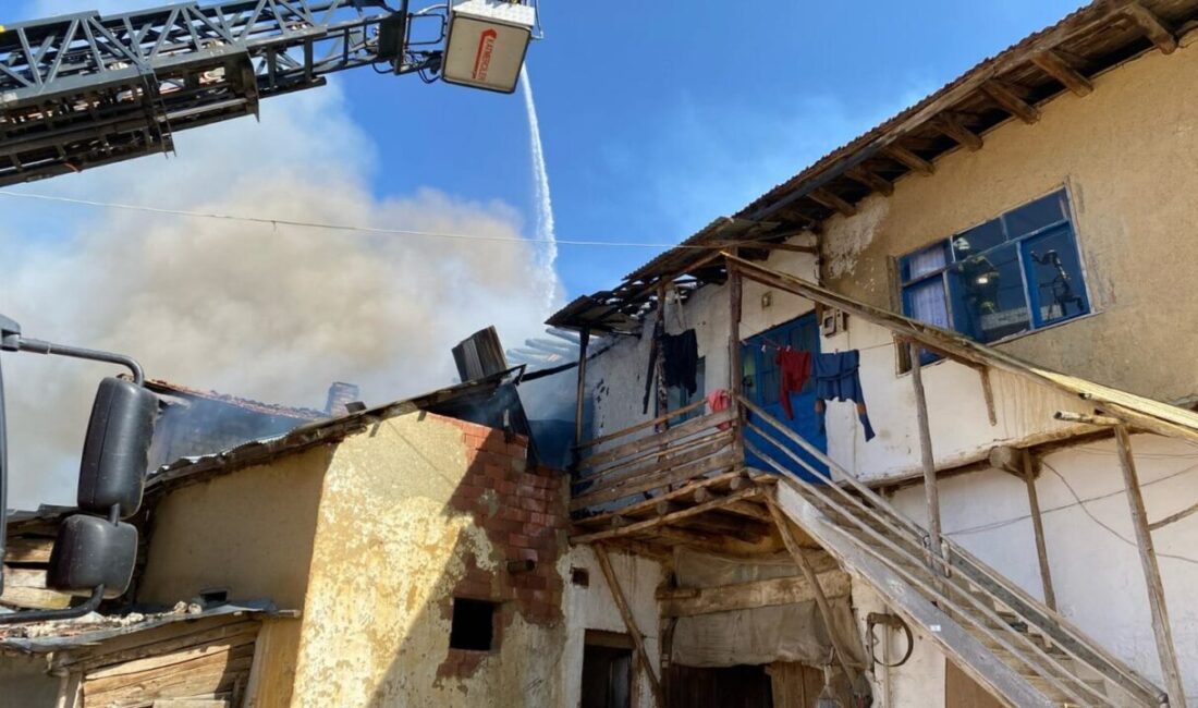 Uşak'ın Banaz ilçesinde bir evde başlayıp yakınındaki 2 eve sıçrayan