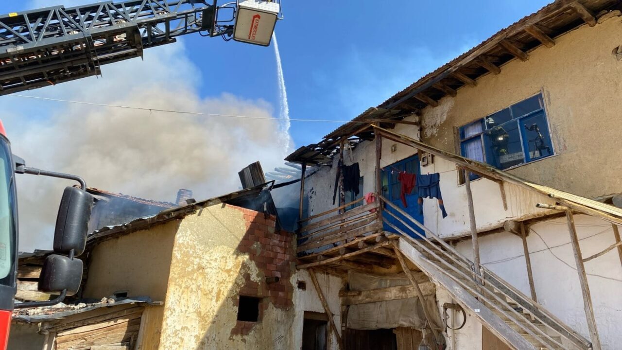 Uşak'ın Banaz ilçesinde bir evde başlayıp yakınındaki 2 eve sıçrayan