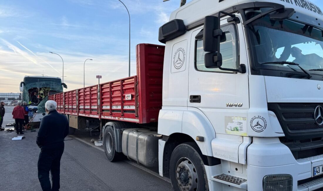 Kütahya'da yolcu otobüsünün tıra arkadan çarpması sonucu ilk belirlemelere göre