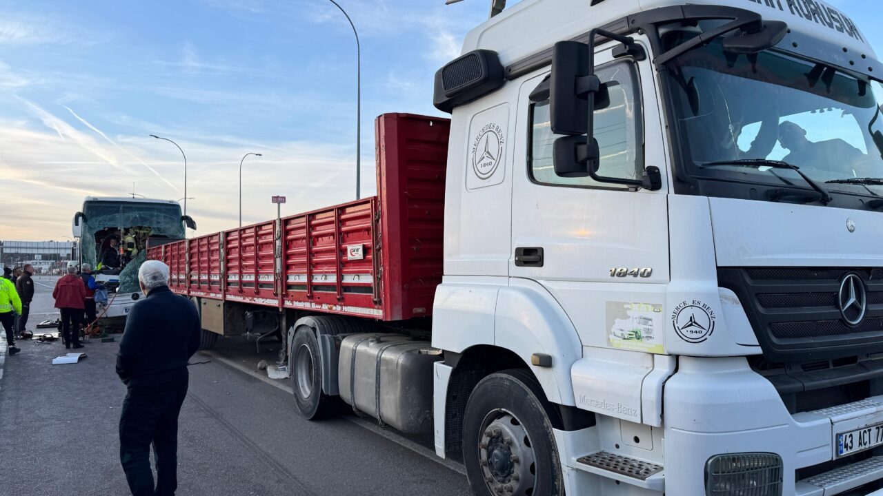 Kütahya'da yolcu otobüsünün tıra arkadan çarpması sonucu ilk belirlemelere göre