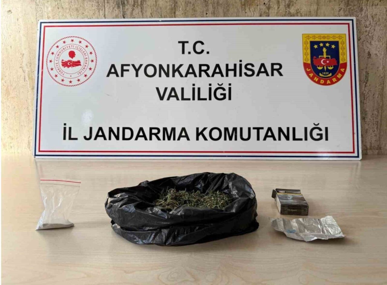 Afyonkarahisar’da jandarma ekipleri şüphe üzerine durdurarak üst aramasını yaptıkları bir