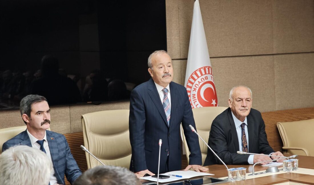 Muhtarları TBMM’de ağırlayan Milliyetçi Hareket Partisi Afyonkarahisar Milletvekili Mehmet Taytak,