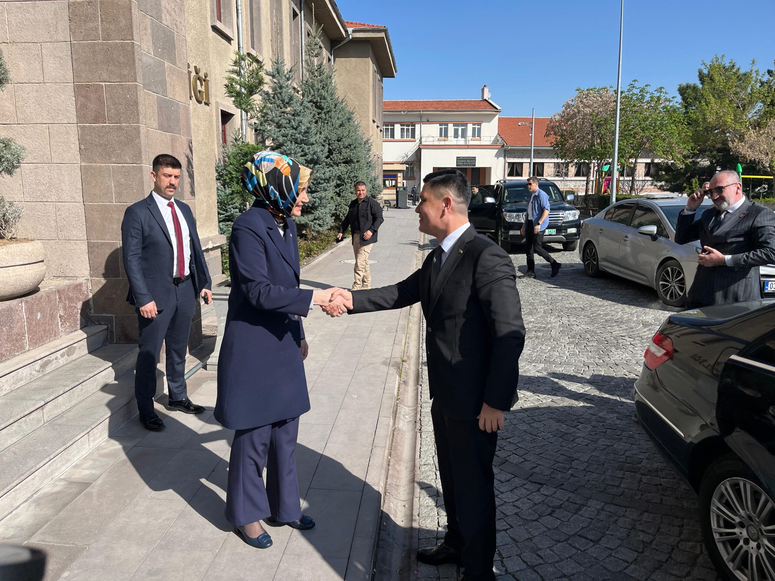 
Afyonkarahisar'a gelen Türkmenistan Ankara Büyükelçisi Mekan İşanguliyev, Afyonkarahisar Valisi Kübra