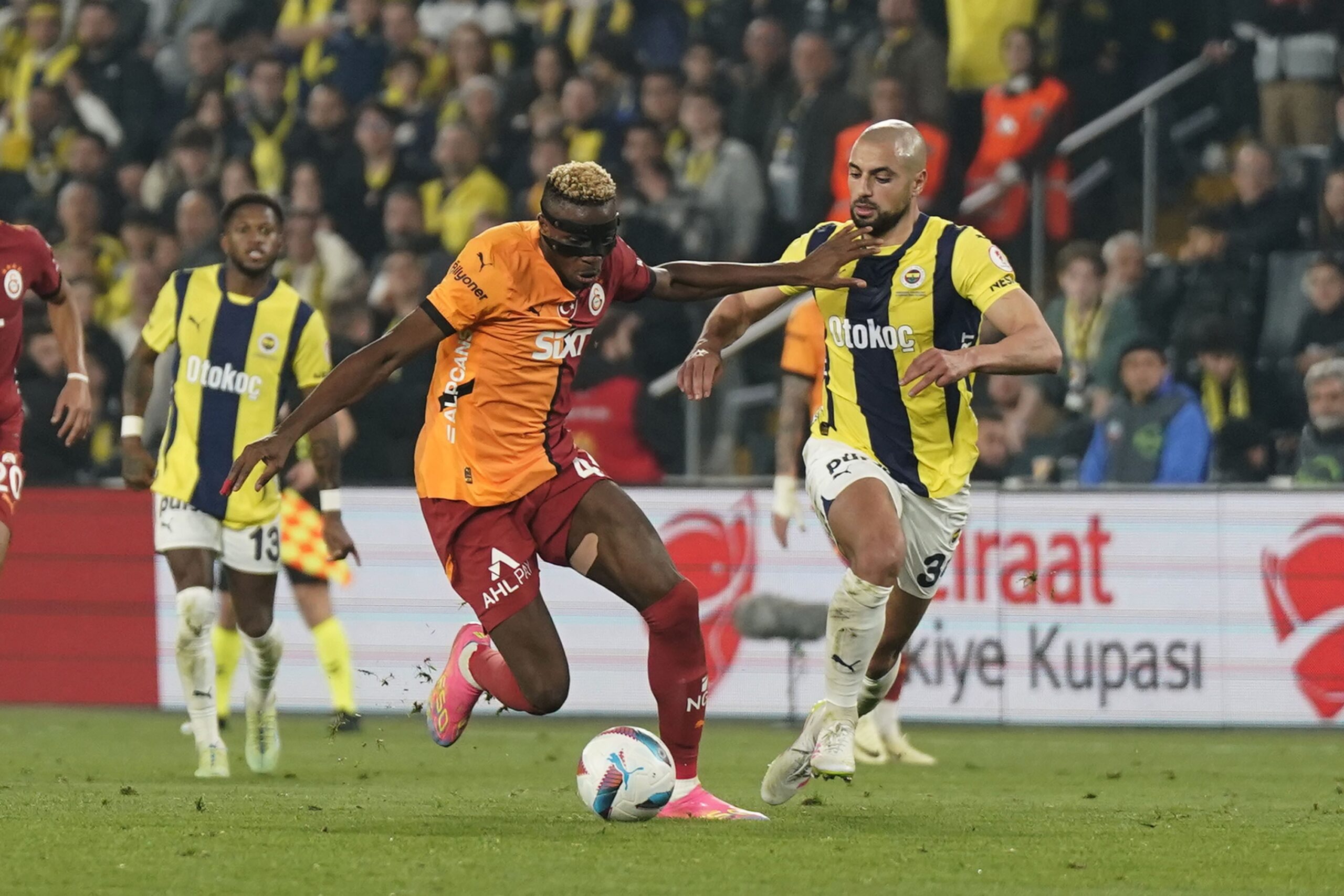 Galatasaray, Ziraat Türkiye Kupası çeyrek finalinde konuk olduğu Fenerbahçe'yi 2-1