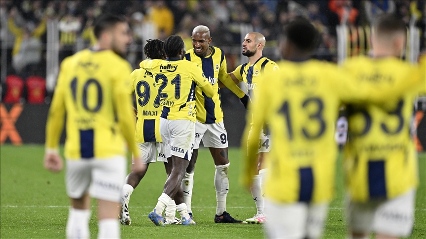 Fenerbahçe, Trendyol Süper Lig'in 30. haftasında ilk yarısını 1-0 geride