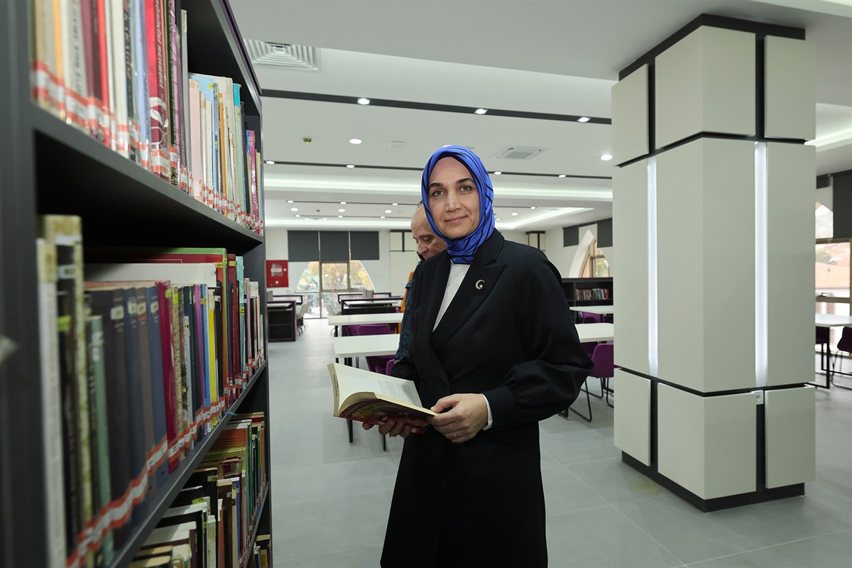 
Her türden okuyucuya hitap eden kitap çeşitliliği, şehrin hafızasına ışık