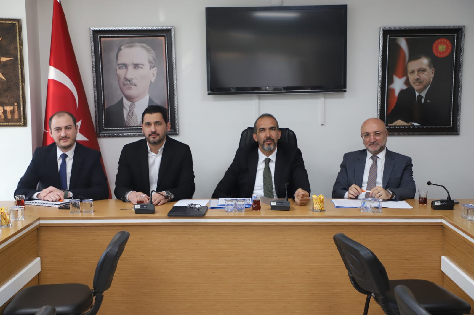 AK Parti Genel Merkez Teşkilat Başkan Yardımcısı Ahmet Özdemir, partisinin