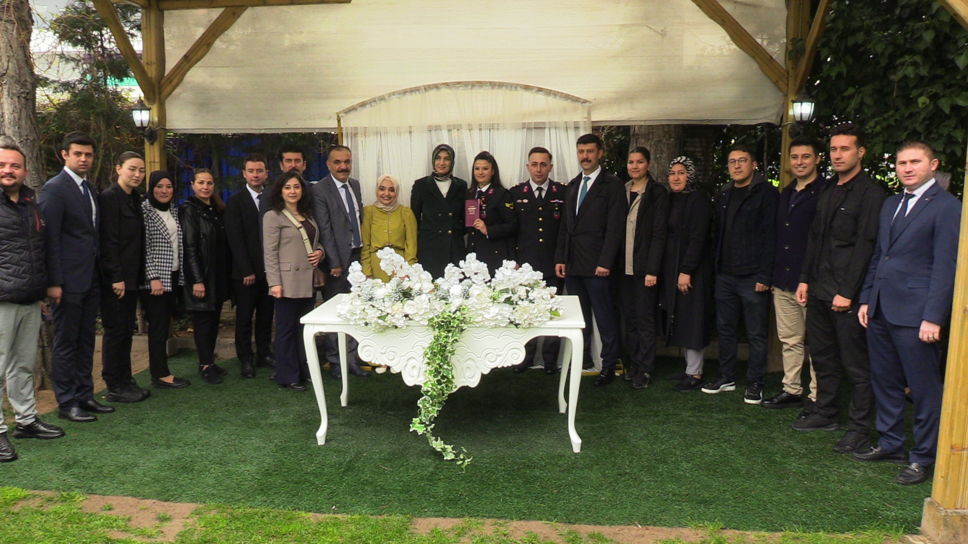 Afyonkarahisar’da nikahlarında gelinlik ve damatlık yerine üniforma giyen jandarma astsubay