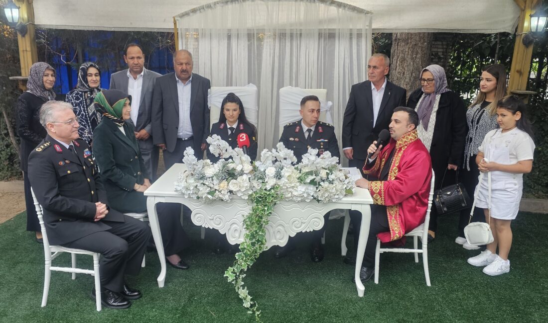 Afyonkarahisar’da nikahlarında gelinlik ve damatlık yerine üniforma giyen jandarma astsubay