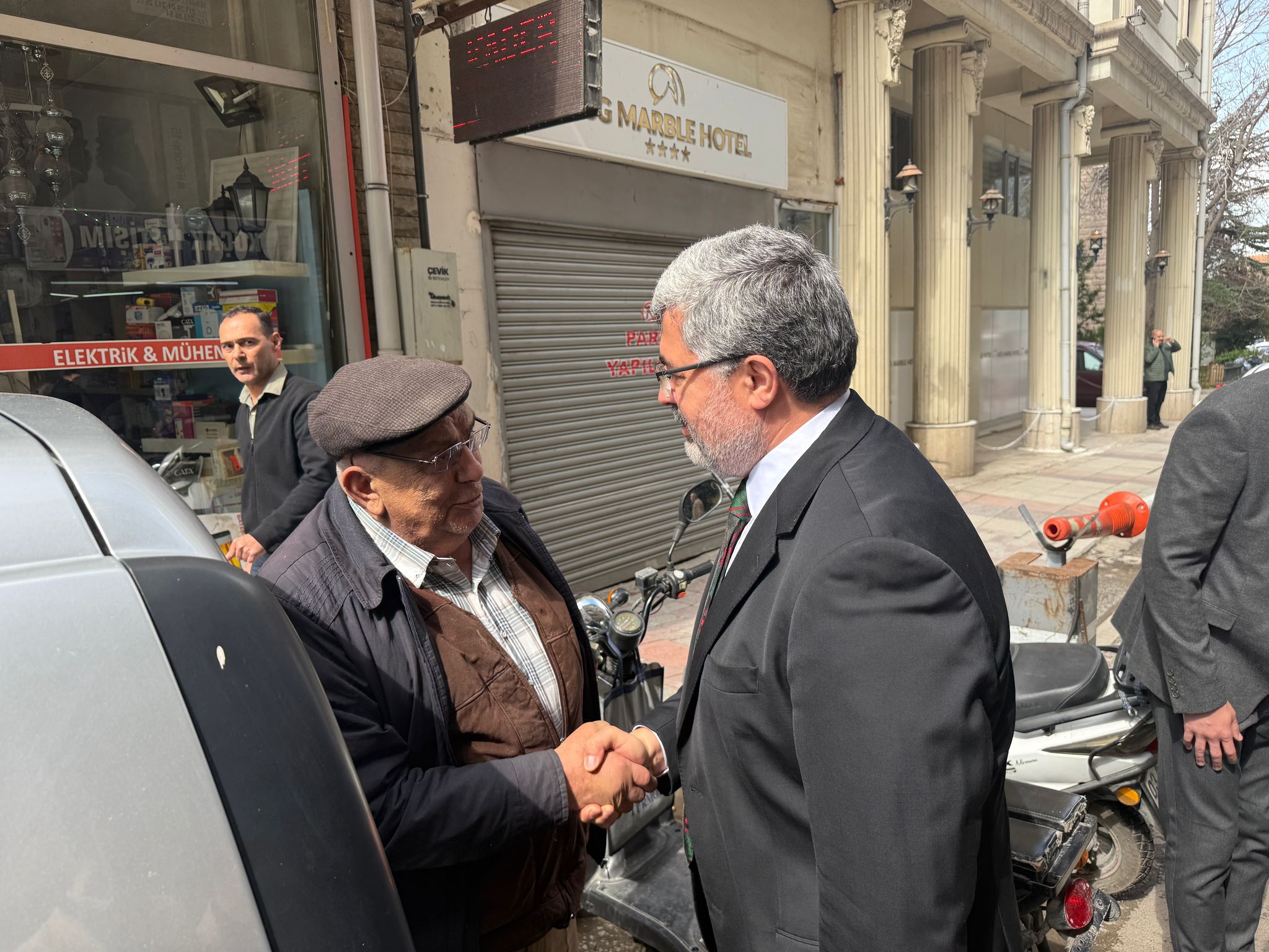 AK Parti Afyonkarahisar Milletvekili Ali Özkaya, ilçe ziyaretlerinde yaptığı konuşmada,