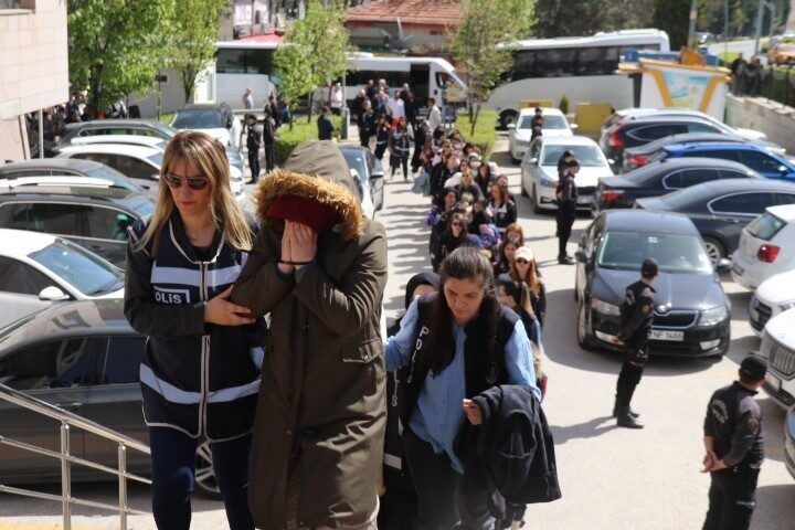 Eskişehir merkezli 24 ilde polisin düzenlediği operasyonlarda yakalanan ve telefonla