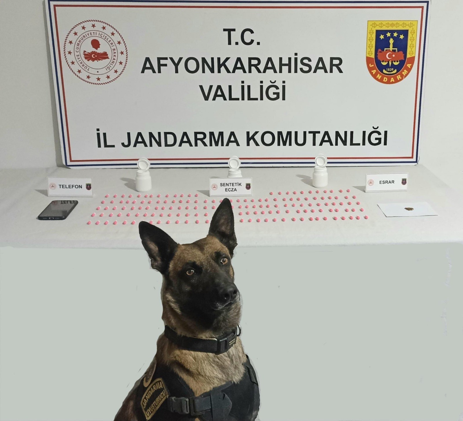 Afyonkarahisar'da aldığı bir ihbarı değerlendiren jandarma ekipleri uyuşturucu satmaya giden