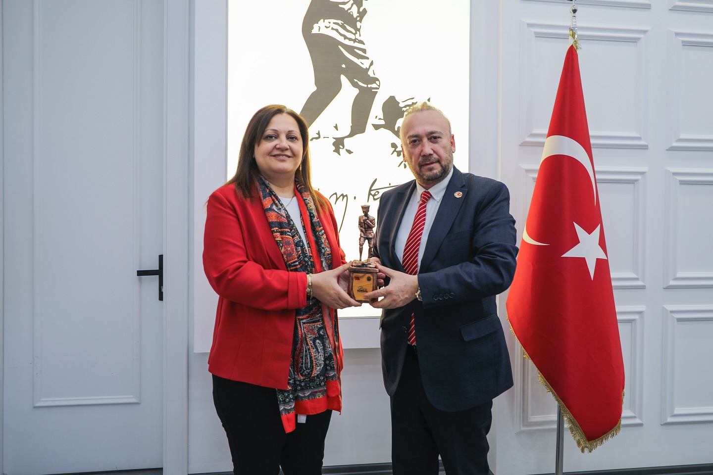 Uşak Belediye Başkanı Özkan Yalım, Afyonkarahisar Belediye Başkanı Burcu Köksal’ı