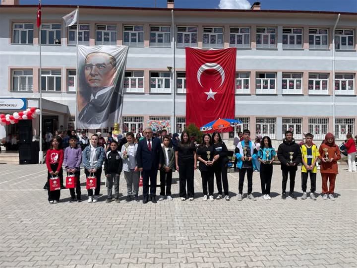 
Afyonkarahisar’ın Şuhut ilçesinde, Gençlik ve Spor İlçe Müdürlüğü tarafından 2024-2025