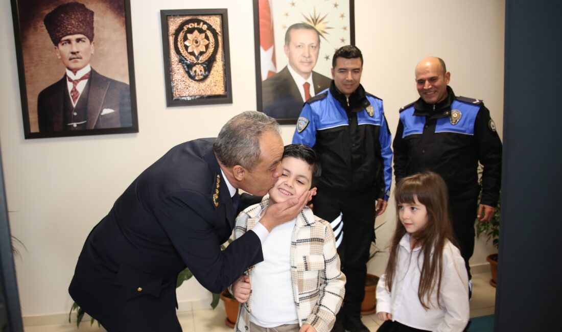 Minik öğrenciler, polis amcalarını unutmadı Türk Polis Teşkilatı’nın 180. kuruluş yıl dönümü dolayısıyla Afyonkarahisar Asım