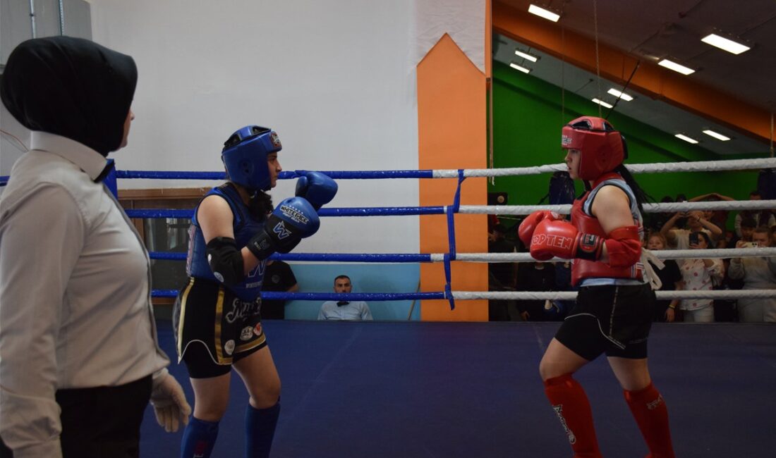 
Afyonkarahisar’da düzenlenen Okul Sporları Yıldızlar Muay Thai müsabakaları, yoğun katılım
