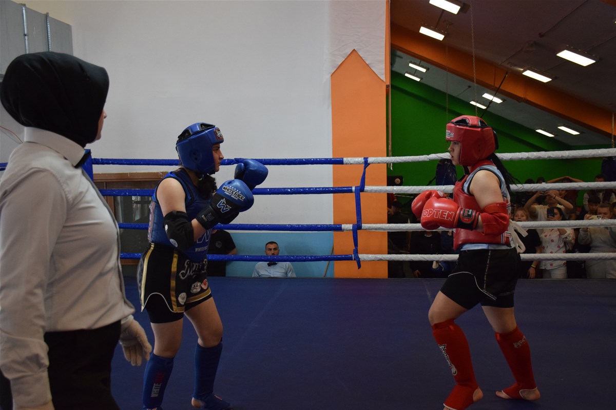 
Afyonkarahisar’da düzenlenen Okul Sporları Yıldızlar Muay Thai müsabakaları, yoğun katılım