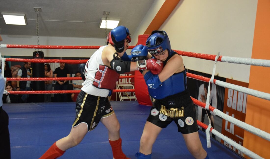 Afyonkarahisar’da düzenlenen Okul Sporları Yıldızlar Muay Thai müsabakaları, yoğun katılım