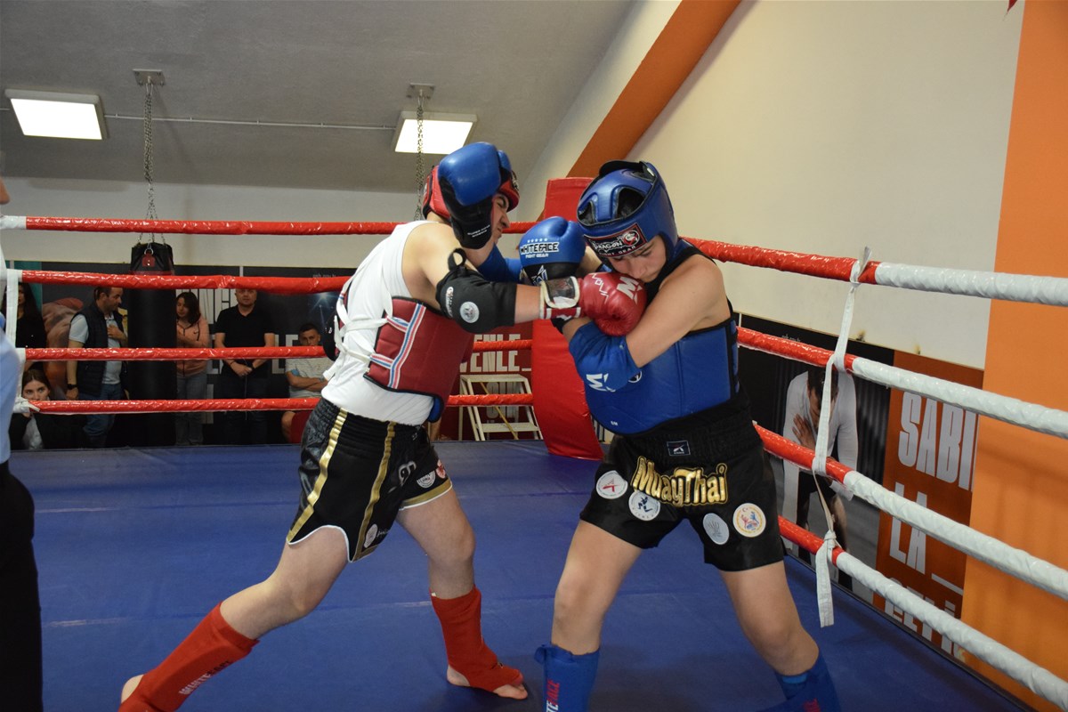 Afyonkarahisar’da düzenlenen Okul Sporları Yıldızlar Muay Thai müsabakaları, yoğun katılım
