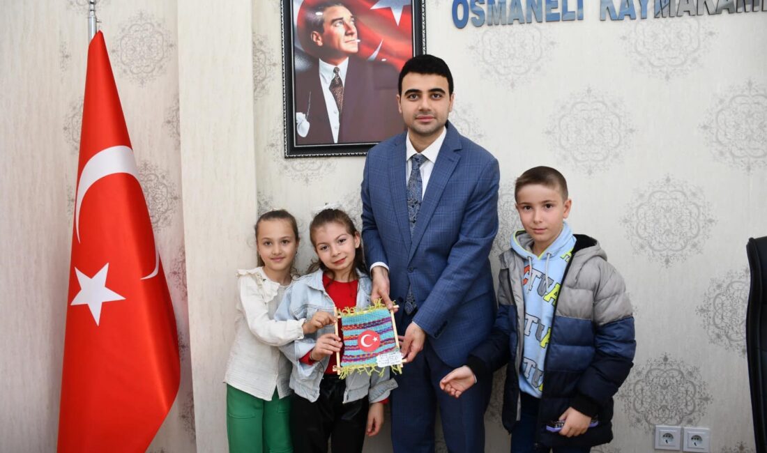 Bilecik'in Osmaneli İlçesi'nde Hisarcık-Beşevler İlkokulu öğrencileri, ilçe yöneticiliği ve yerel