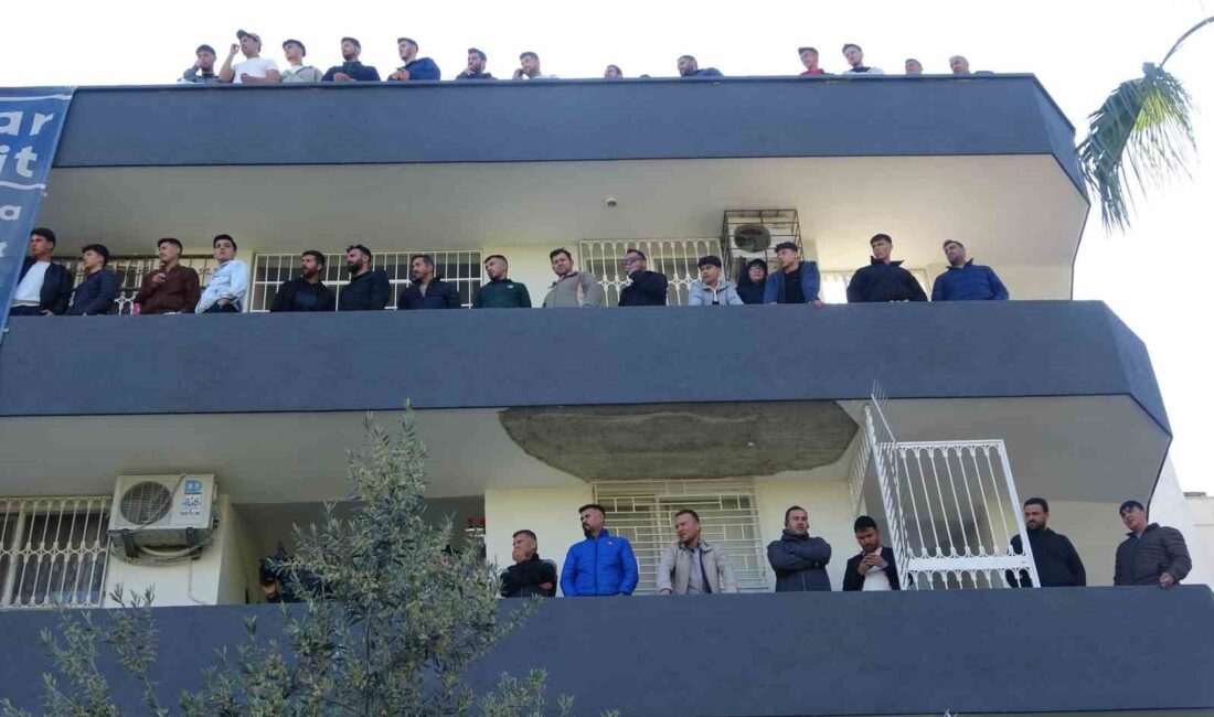 Mersin’de iki ilçe takımının çekişmeli maçını izlemeye gelen taraftarlar tribünleri