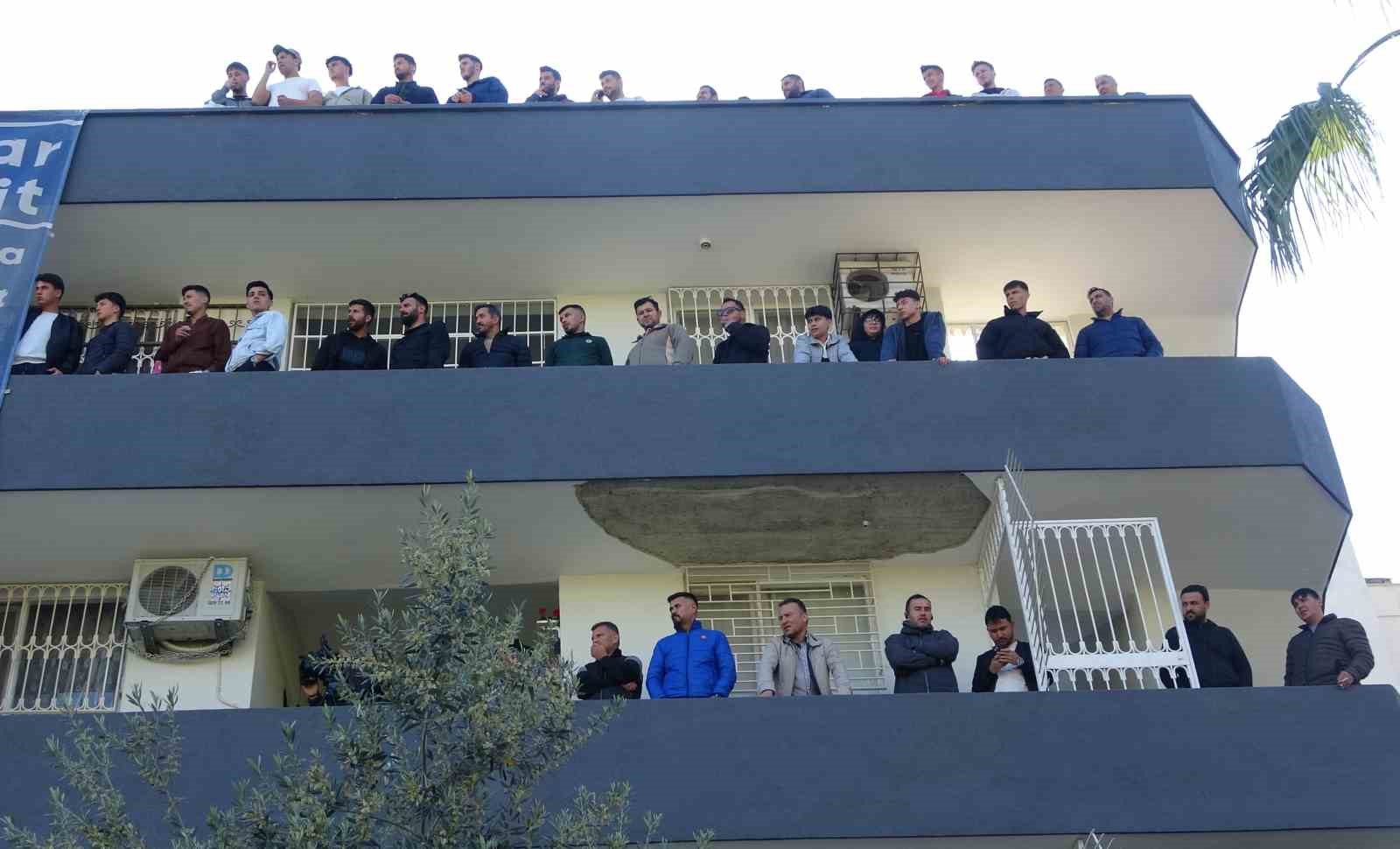 Mersin’de iki ilçe takımının çekişmeli maçını izlemeye gelen taraftarlar tribünleri
