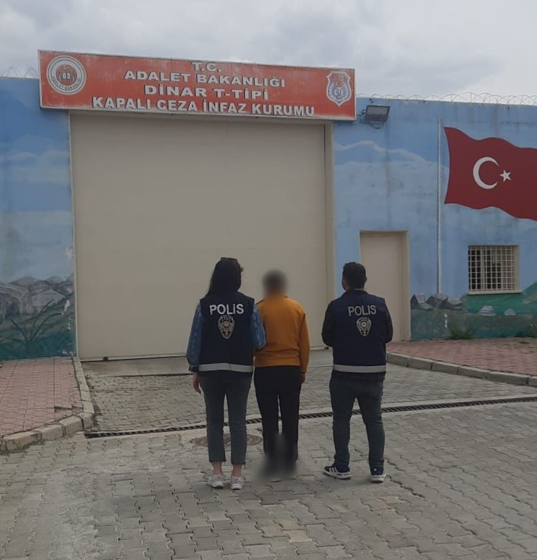 Afyonkarahisar İl Emniyet Müdürlüğü görevlileri aranan şahısların yakalanmasına yönelik yapılan