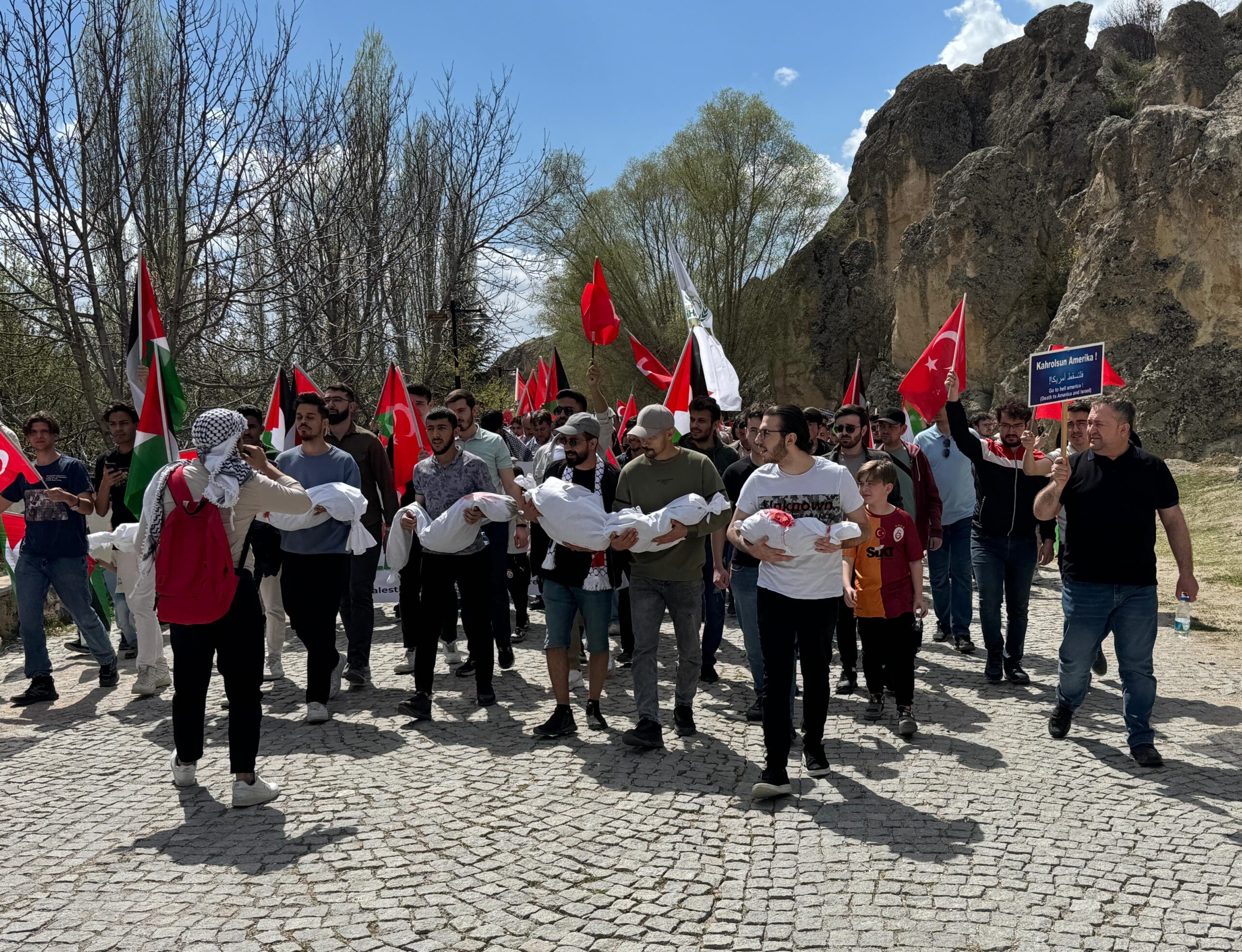 Afyonkarahisar'da, İsrail'in Gazze'ye yönelik saldırıları düzenlenen yürüyüşle protesto edildi.
