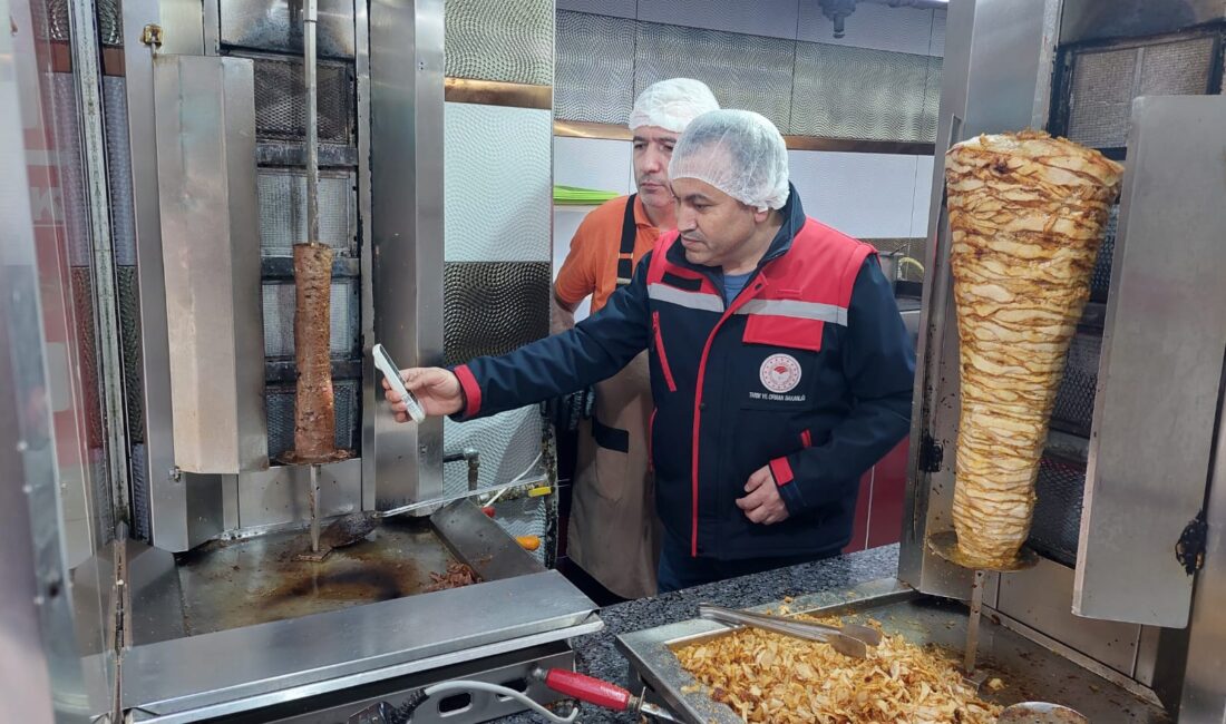 Afyonkarahisar’da DÖNER denetimi Son günlerde tavuk döner üzerinden yapılan sağlıksız koşullarda üretim görüntülerinin